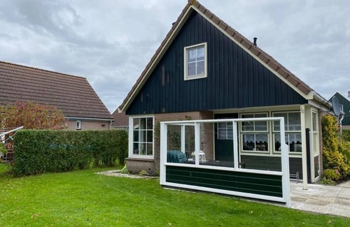 Oudeslius House | Detached vacation home for fishing and relaxing with boat and bicycles, pool