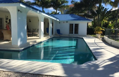 Halcyon Heights Villa | Detached villa, Holetown, private pool/garden near beach shops and restaurants