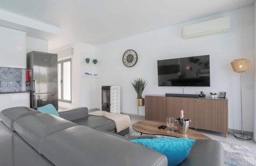 Coto Villa | Detached Villa w/Outdoor Kitchen & Private Swimming Pool near City & Beach
