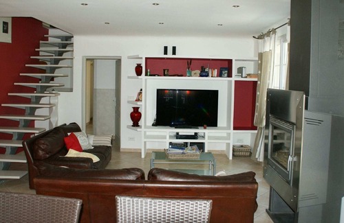 Reillanne Villa | Detached villa with enclosed beautiful garden and private pool, 1km from Céreste