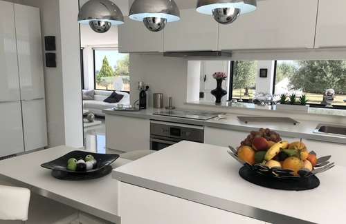 Carlentini Villa | Detached villa with private pool, 5 minutes from the sea, air conditioning