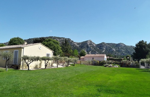 Robion Villa | Detached villa with * rating and air conditioning and views of the Luberon