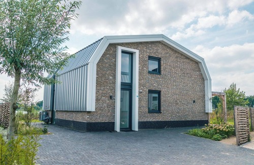 Linden House | Detached villa with six bedrooms, one bathroom and a dishwasher