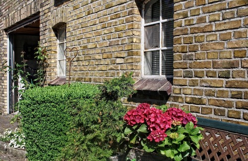 Ellingstedt Apartment | Detjens: Apartment in a quiet location with terrace and garden - Ferienwohnung Detjens