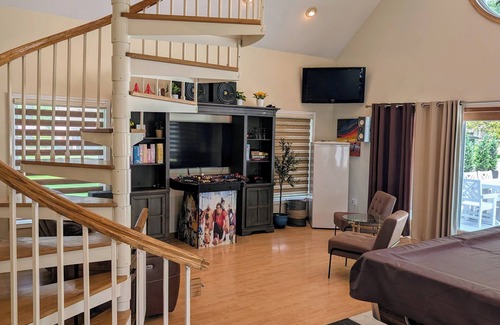 Romulus House | Detroit Airport Home - Spacious 5-Bedrooms, Game Room, Fire pit!