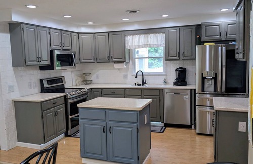 Romulus House | Detroit Airport Home - Spacious 5-Bedrooms, Game Room, Fire pit!