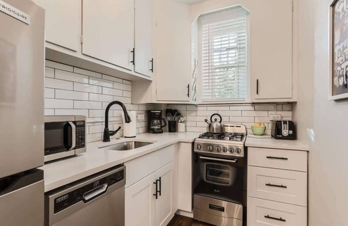 City Park Apartment | Detroit by Modern Midstay On City Park! #T12