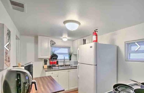 Dearborn Heights House | Detroit Cozy Cottage Dearborn Heights cute, cozy & 20 mins from Downtown Detroit