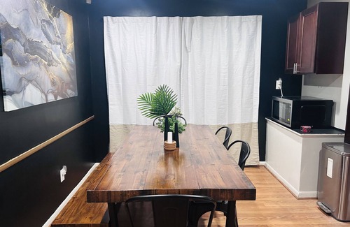 Taylor House | Detroit Global Getaway - Renovated 3BR House Near Airport - Minutes from Detroit