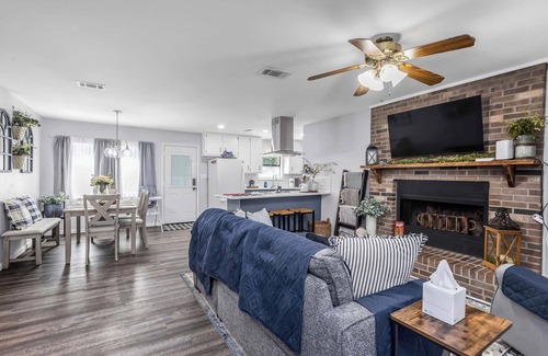 Mary Esther House | Deville: Fully Fenced, Smart TVs, Near 2 Beaches