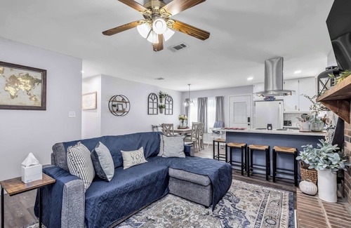 Mary Esther House | Deville: Fully Fenced, Smart TVs, Near 2 Beaches
