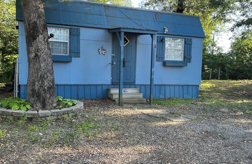 Spiro Cabin | Dew's Cabin is just 10 minutes from Fort Smith, Arkansas.