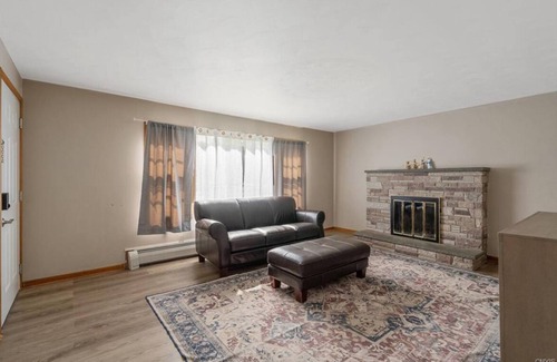 DeWitt Apartment | Dewitt 1st floor unit, close to Syracuse University, Hospitals, 2 bdrm