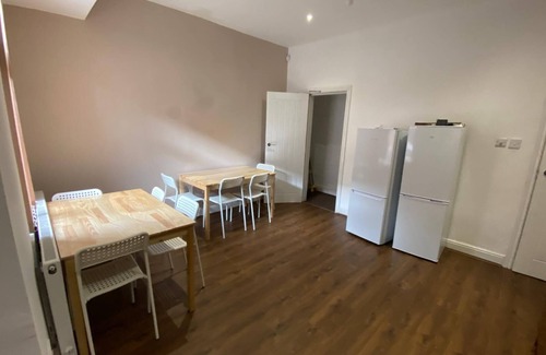 Beeston Apartment | Dews House - Leeds 2 bed sleeps 5
