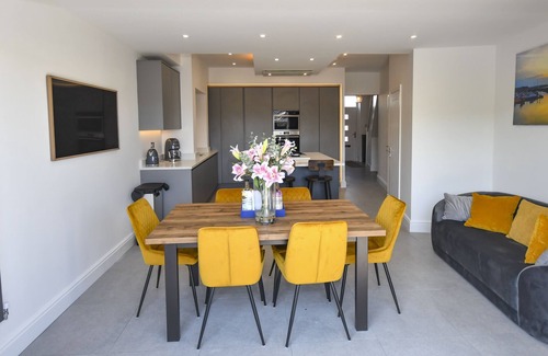 Amble House | Dexters Den - Stunning large 3 bedroom cottage with sea views