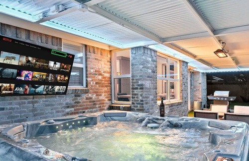 Farmers Branch House | DFW LUX HOUSE WITH HUGE BACKYARD POOL AND JACUZZI , BBQ, CINEMA ETC..