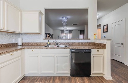 Dallas House | DFW Oasis! Near Reunion Tower - Great for Groups!