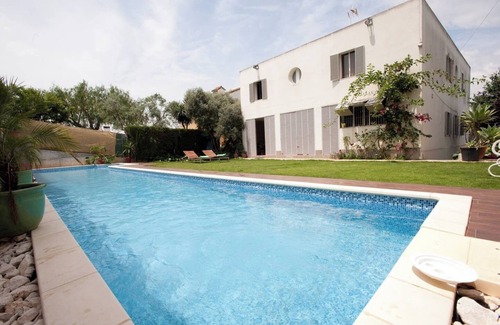 Dos Hermanas Apartment | Dhalia Vacation Home