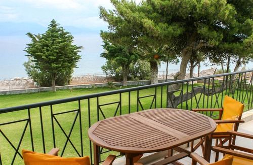 Sarakiniko Apartment | Diakopto beachfront, extra comfort 3BR family apartment (Punda Beach)