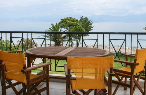 Sarakiniko Apartment | Diakopto beachfront, extra comfort 3BR family apartment (Punda Beach)
