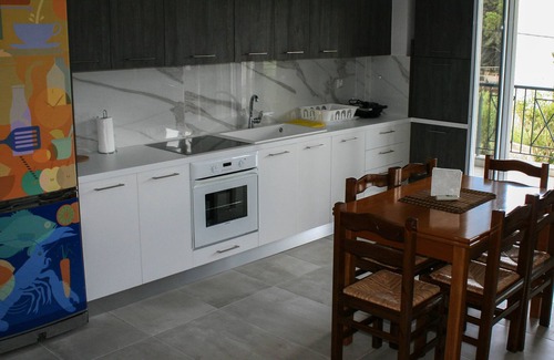 Sarakiniko Apartment | Diakopto beachfront, extra comfort 2BR apartment (Punda Beach)