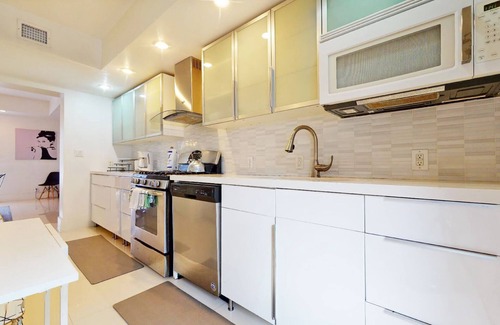 West Avenue Villa | DIAMOND GREAT VILLA FOR LARGE GROUPS IN THE HEART OF SOUTH BEACH!