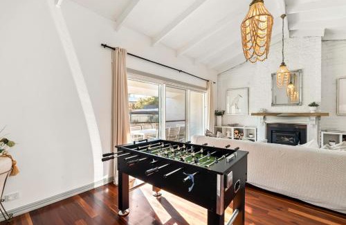 Budgewoi House | Diamond Head Manor - Pool, Water Views, Central