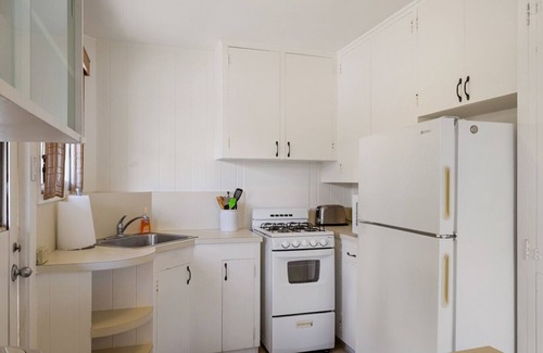 Diamond Head - Kapahulu - St. Louis Apartment | Diamond Head | Walkable | AC, WD, Kitchen, Parking