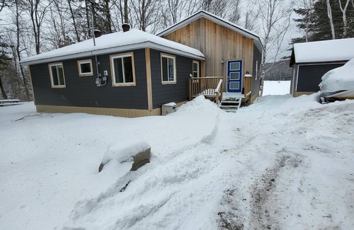 Highland Grove House | Diamond lake waterfront cottage just west of Bancroft