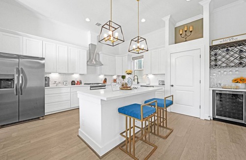 South Central Houston House | Diamond Oasis w/2 Balconies & Large Soaking Tub