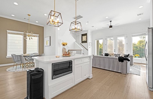 South Central Houston House | Diamond Oasis w/2 Balconies & Large Soaking Tub