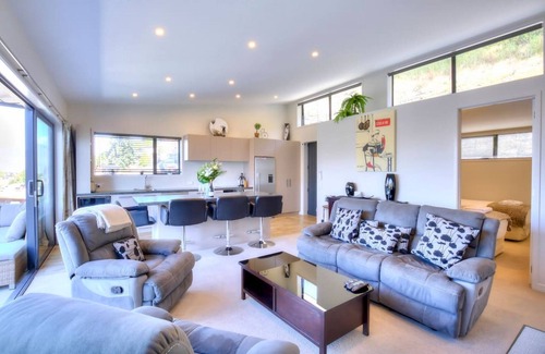 Queenstown Apartment | Diamond View Retreat | Expansive Mountain and Lake Views | Single Storey