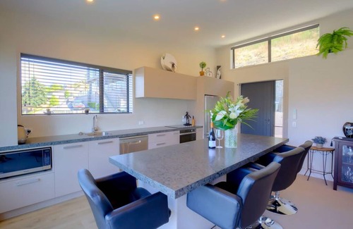 Queenstown Apartment | Diamond View Retreat | Expansive Mountain and Lake Views | Single Storey