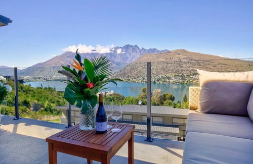 Queenstown Apartment | Diamond View Retreat | Expansive Mountain and Lake Views | Single Storey