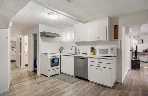 Forest Lawn House | Digital Nomad- spacious, family, full kitchen, 3BR, sleep8, family