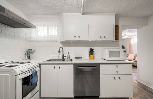 Forest Lawn House | Digital Nomad- spacious, family, full kitchen, 3BR, sleep8, family