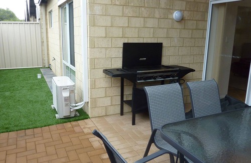 Collingwood Park Apartment | Dillon 7. Beachside apartment