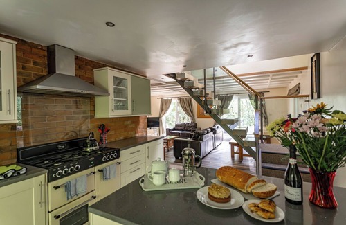 Farley Cabin | Dimmingsdale; woodland lodge for 8 w/hot tub, log burner, BBQ, nr Alton Towers