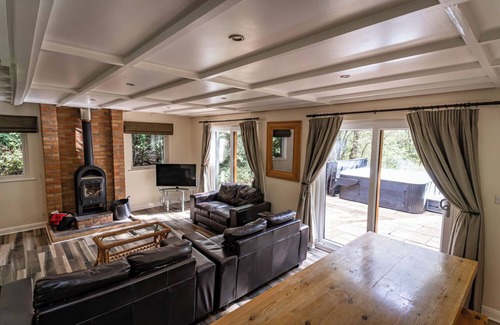 Farley Cabin | Dimmingsdale; woodland lodge for 8 w/hot tub, log burner, BBQ, nr Alton Towers