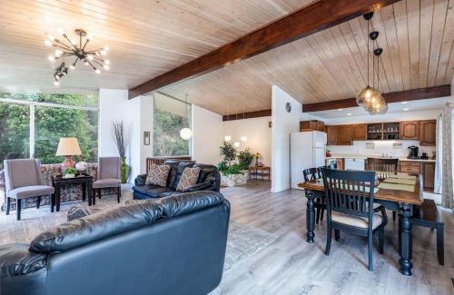 Sandy House | Dimple Dell Whole Mountain Setting, Near Trails!