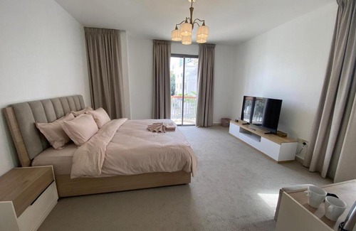 Al Wahdah House | Dinar - villa master bedroom
