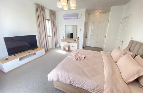Al Wahdah House | Dinar - villa master bedroom
