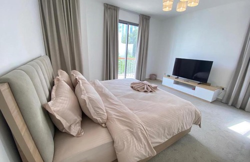 Al Wahdah House | Dinar - villa master bedroom