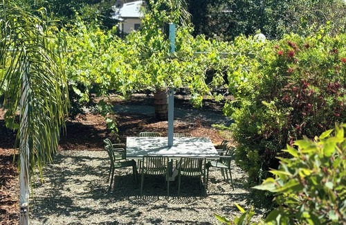 Wahgunyah House | Dine under the vines! A Queensland style oasis in the NE Victorian country