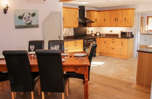 Pontesbury Cottage | DINGLE COTTAGE, pet friendly, with hot tub in Stiperstones