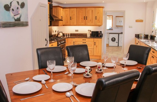 Pontesbury Cottage | DINGLE COTTAGE, pet friendly, with hot tub in Stiperstones