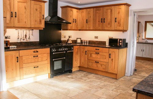 Pontesbury Cottage | DINGLE COTTAGE, pet friendly, with hot tub in Stiperstones
