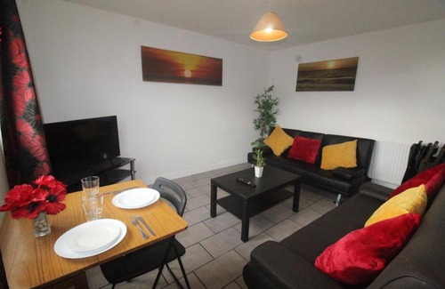 Dinnington House | Dinnington House Dinnington by Smart Corporate Stays