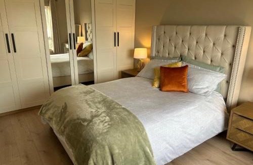 Killybegs House | Dinnys Cottage, Free Parking, Bike Hire