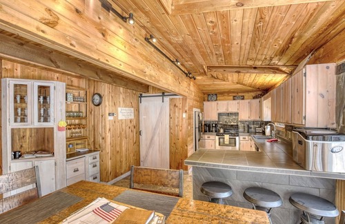 Lead Cabin | Dino`s Den - 1 block from the slopes! Hot tub and firepit!